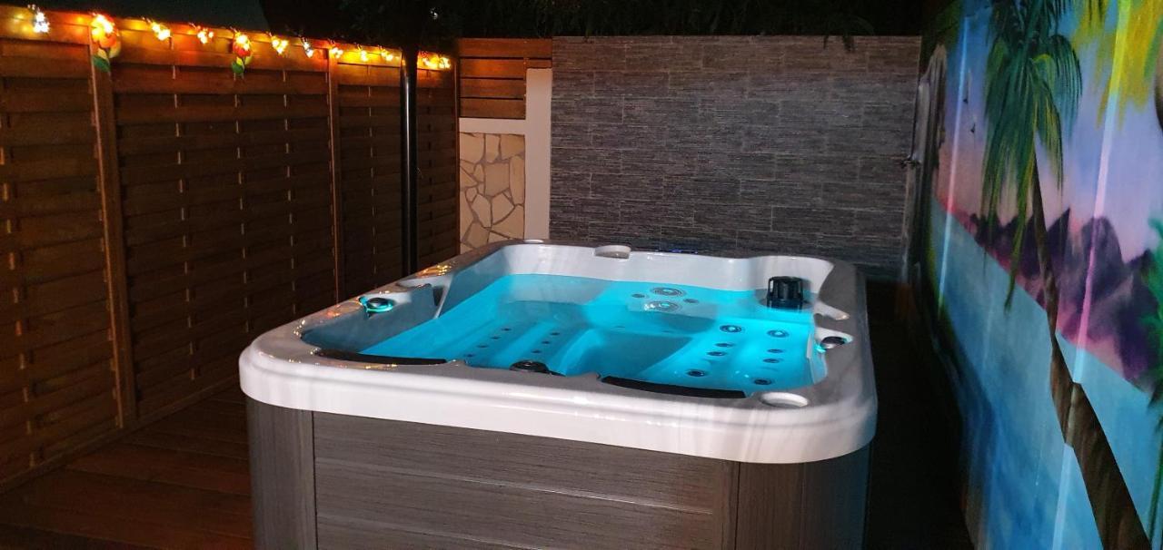 "Chez Claudia "Charmant Logement Avec Jacuzzi Privatif En Toute Intimite Sur Belle Terrasse Exterieure En Bois Et Piscine Courcelles Екстер'єр фото