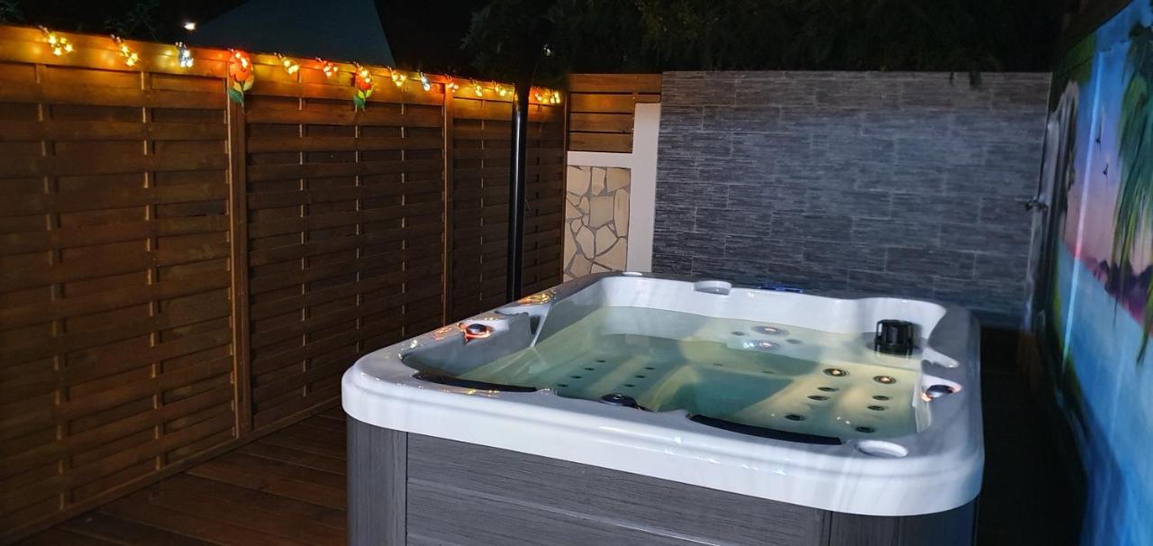 "Chez Claudia "Charmant Logement Avec Jacuzzi Privatif En Toute Intimite Sur Belle Terrasse Exterieure En Bois Et Piscine Courcelles Екстер'єр фото